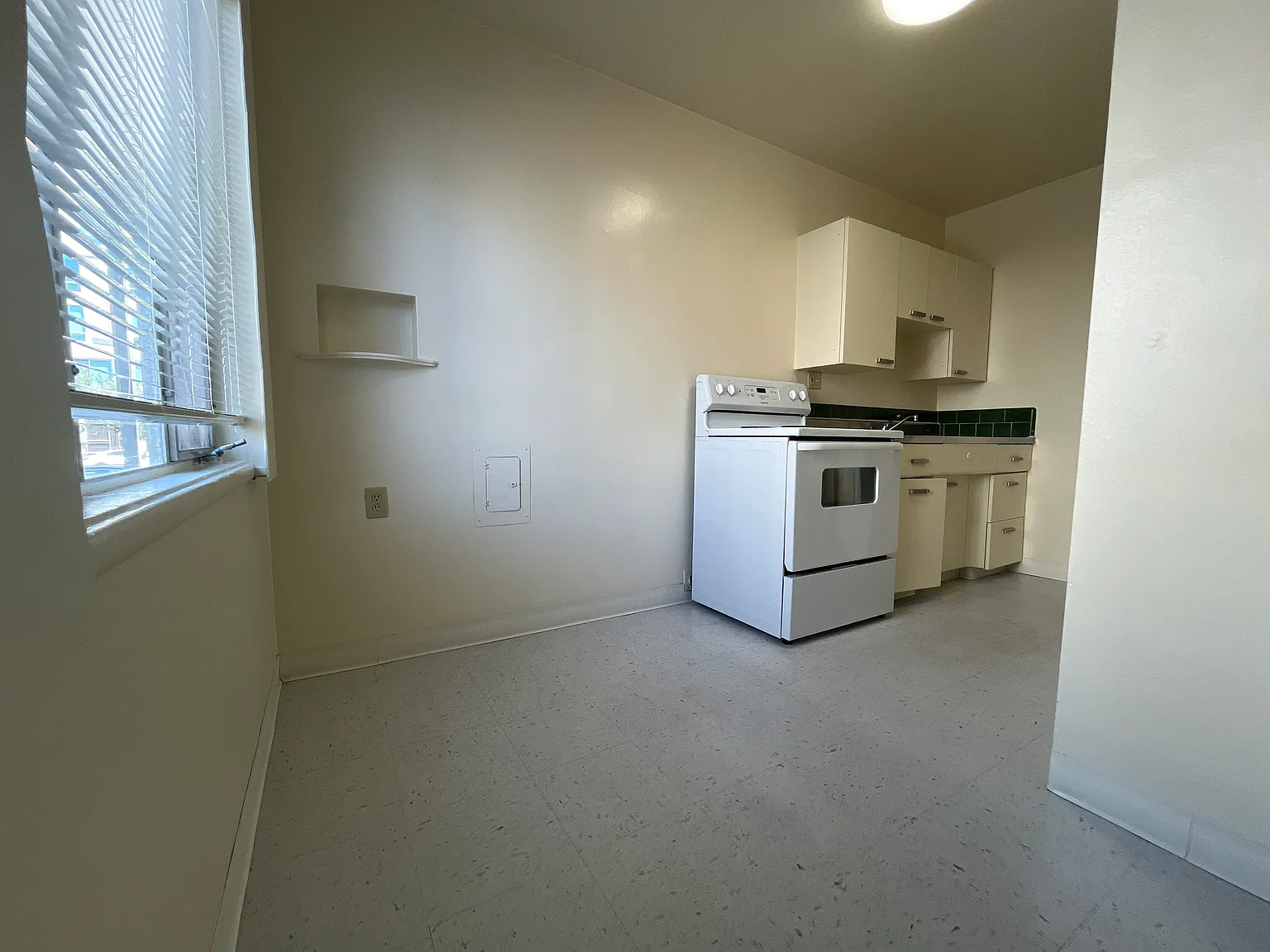 Judith Manor - 1522 N — Photo 3