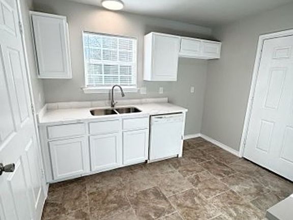 4th image of 2455 Delaware St