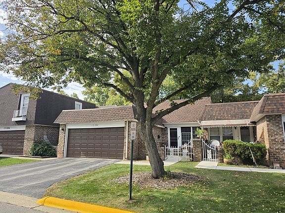 2nd image of 1S282 Holyoke Ln