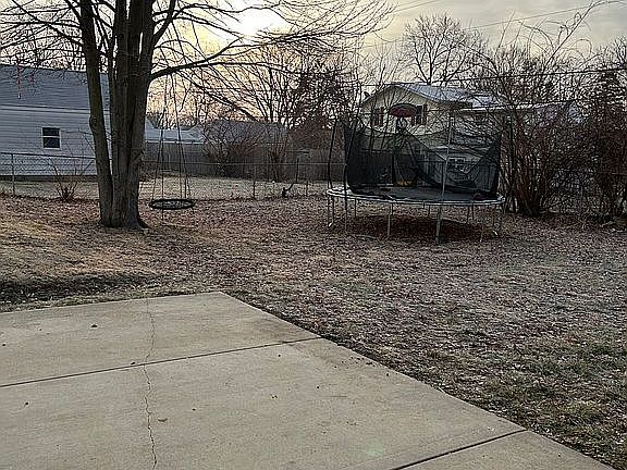 3rd image of 826 E London Ave