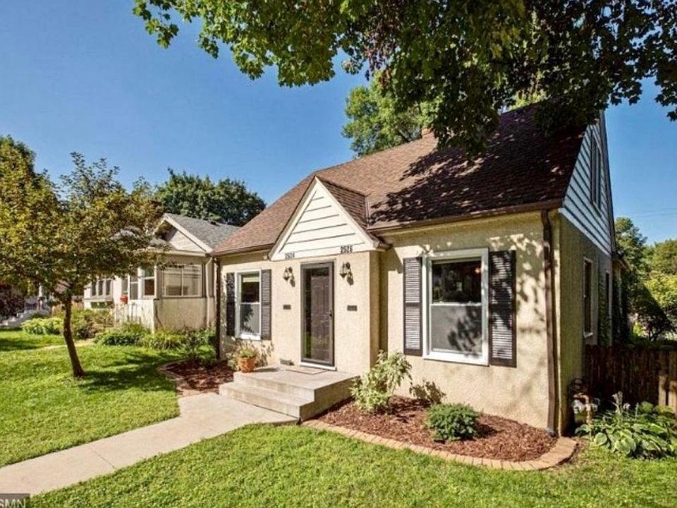 Curb appeal!! Blooming tree in the front is an eye catcher in the spring!