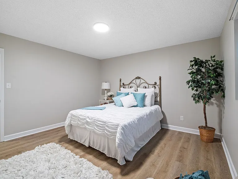 Silver Birch Apartments — Photo 62