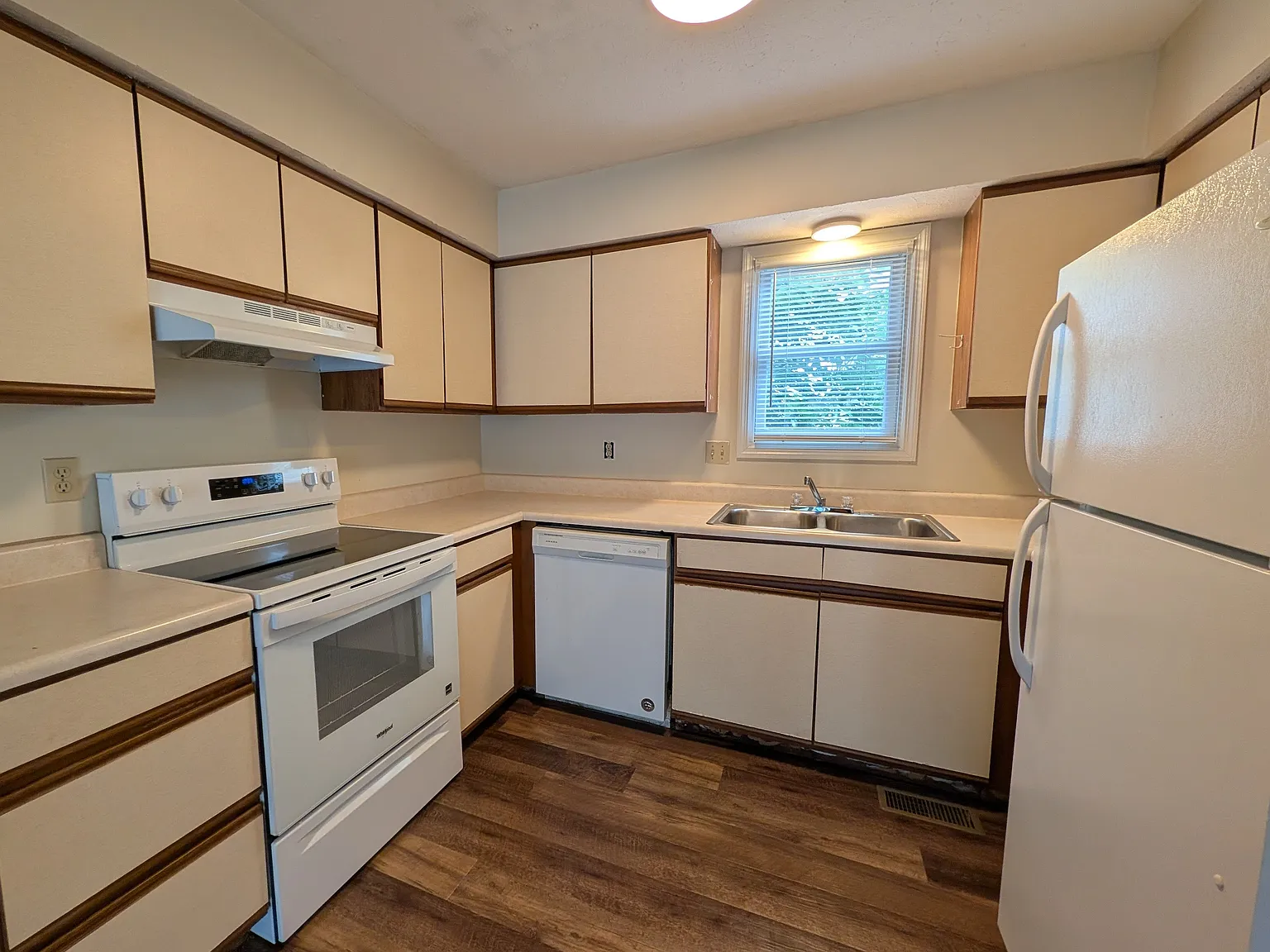 2 bed, 2.5 bath, 1112 sqft, $895 — Photo 2