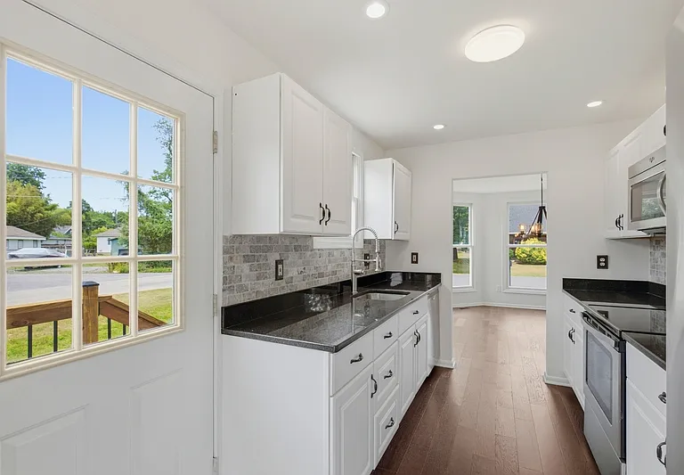 301 Kenmore Ave — Photo 6