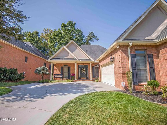 3rd image of 261 Valley View Dr