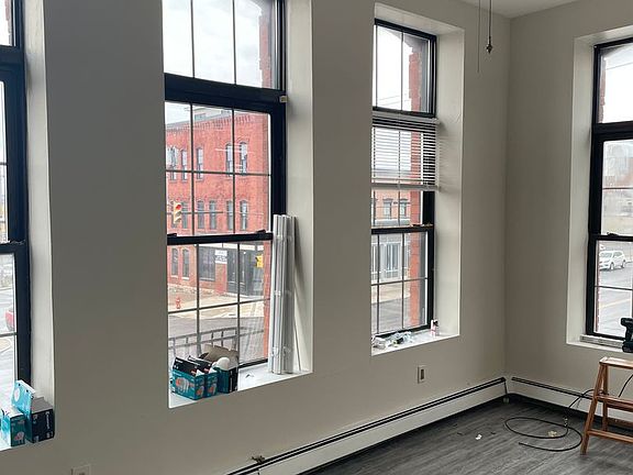 5th image of 658 N Salina St APT 5