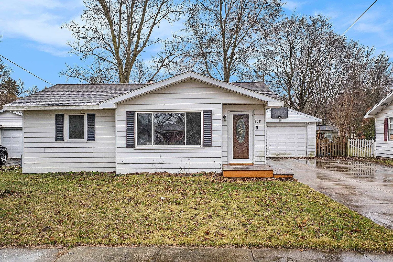 238 E Maple St photo 1