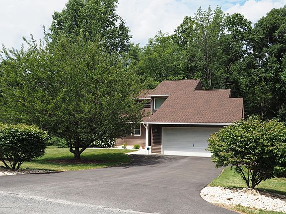 3rd image of 301 Blue Mountain Dr