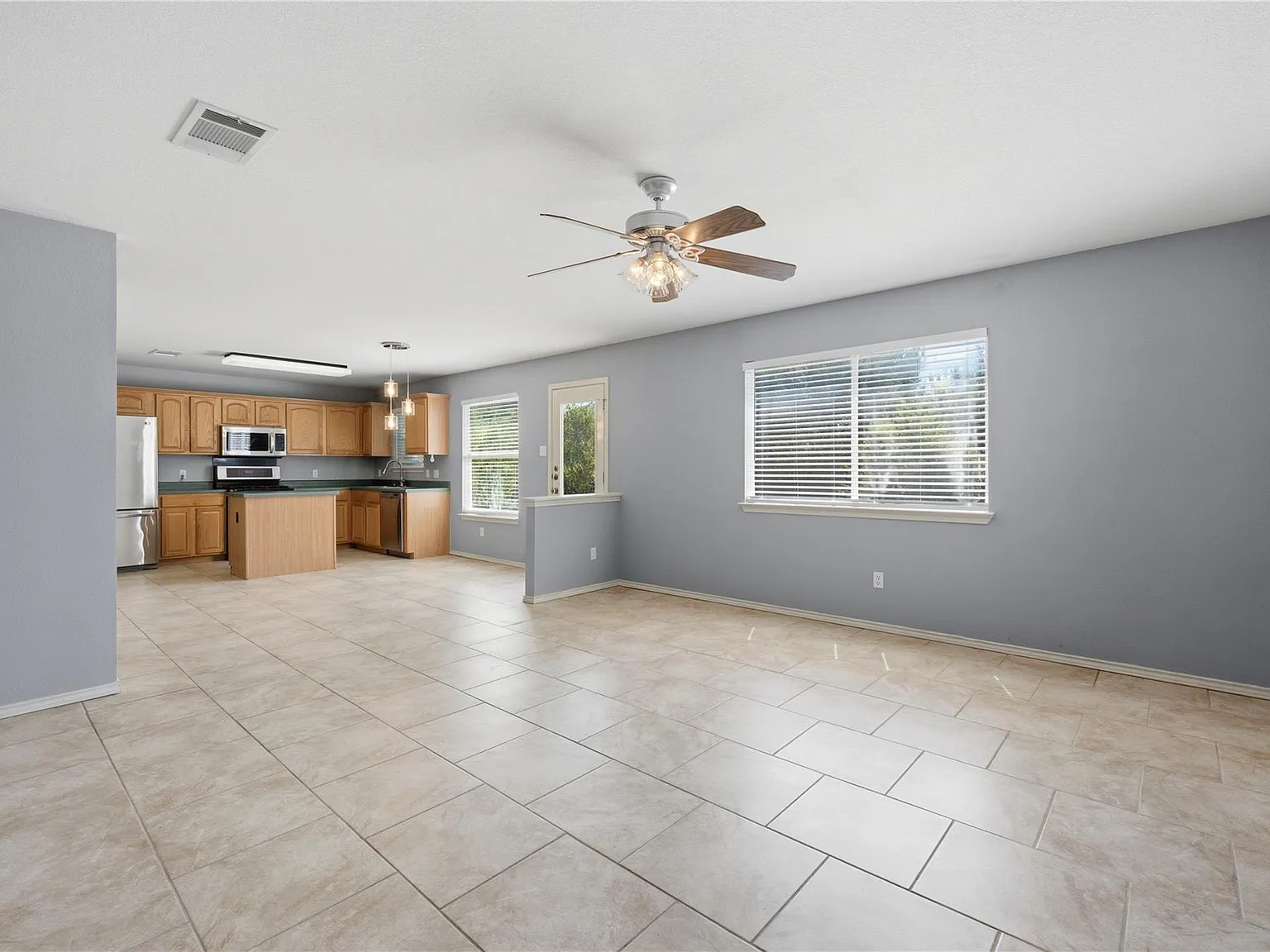 3 bed, 2.5 bath, 2010 sqft, $2,300 — Photo 3