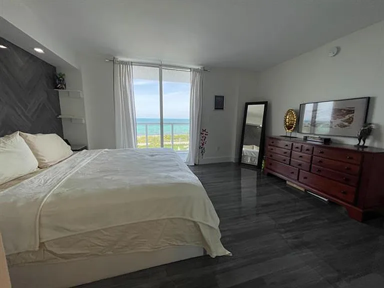 2457 Collins Ave #504 — Photo 4