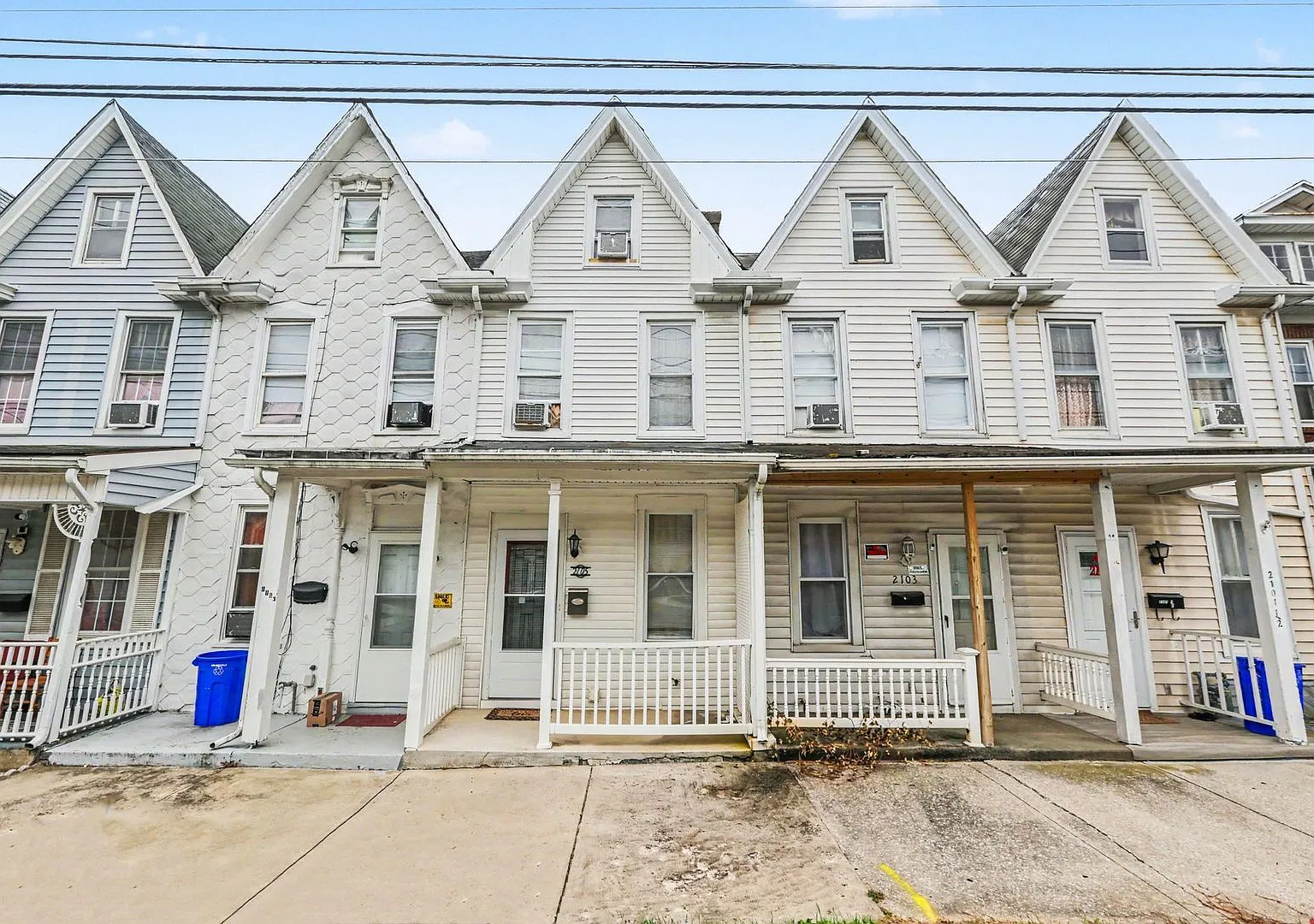 Well-Kept 3BR Rowhouse — Photo 1