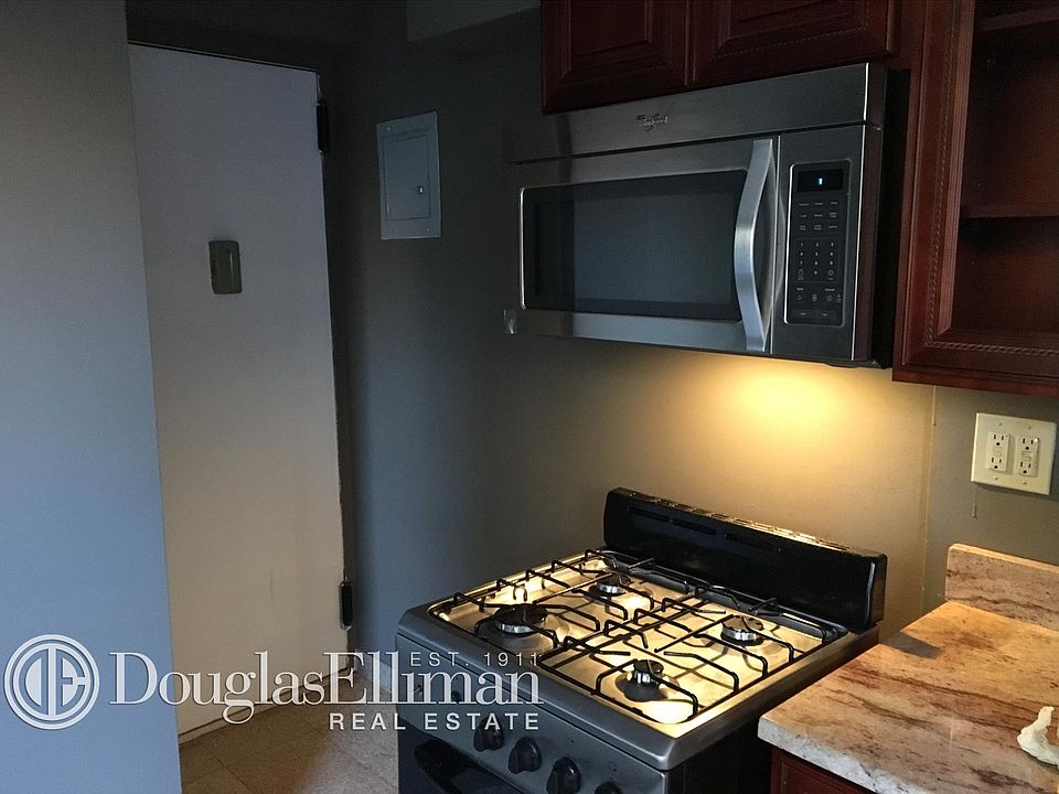 2nd image of 215 E 76th St APT 4B