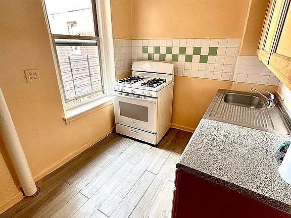 4th image of 1064 Cauldwell Ave #4R
