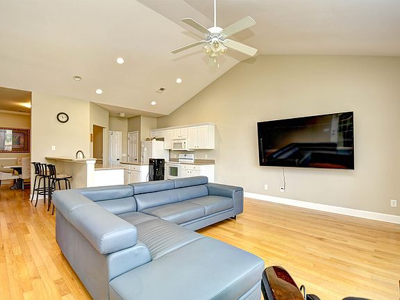 5th image of 284 Viareggio Rd. #284