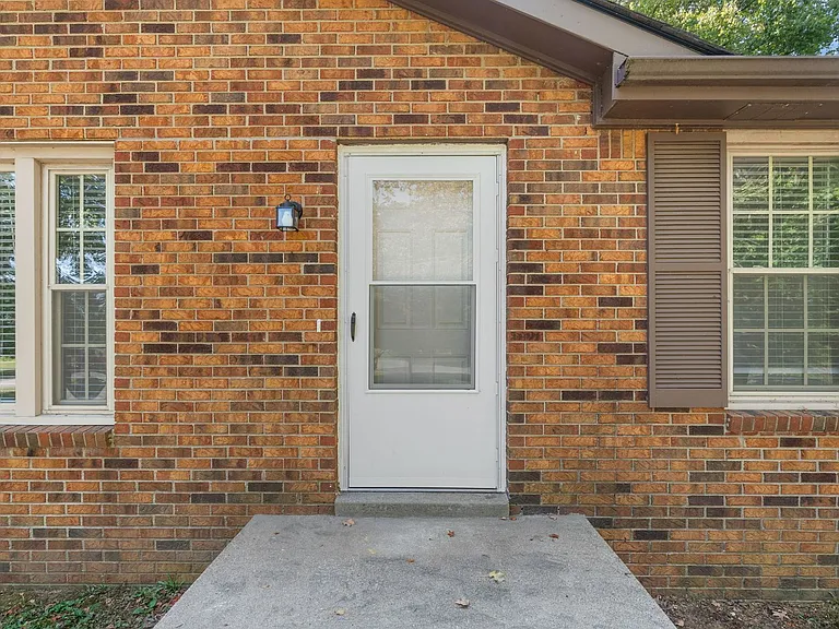 300 Hundred Oaks Dr — Photo 3