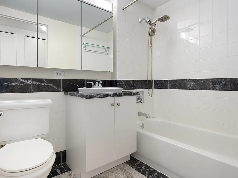 425 Main St #7G — Photo 9