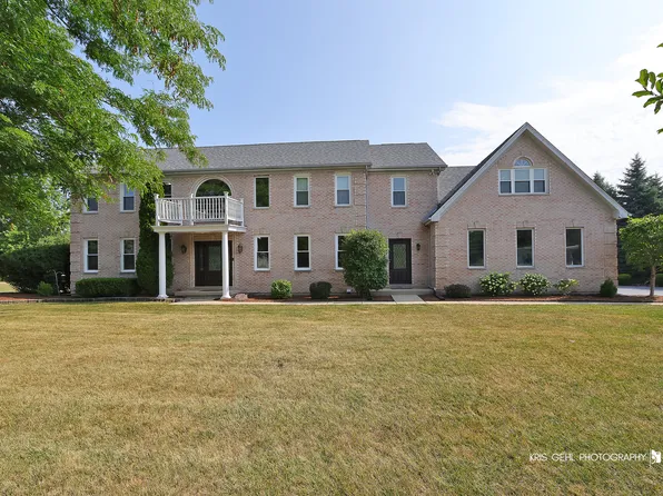 1 Sandpiper Ln, Lake Zurich, IL 60047