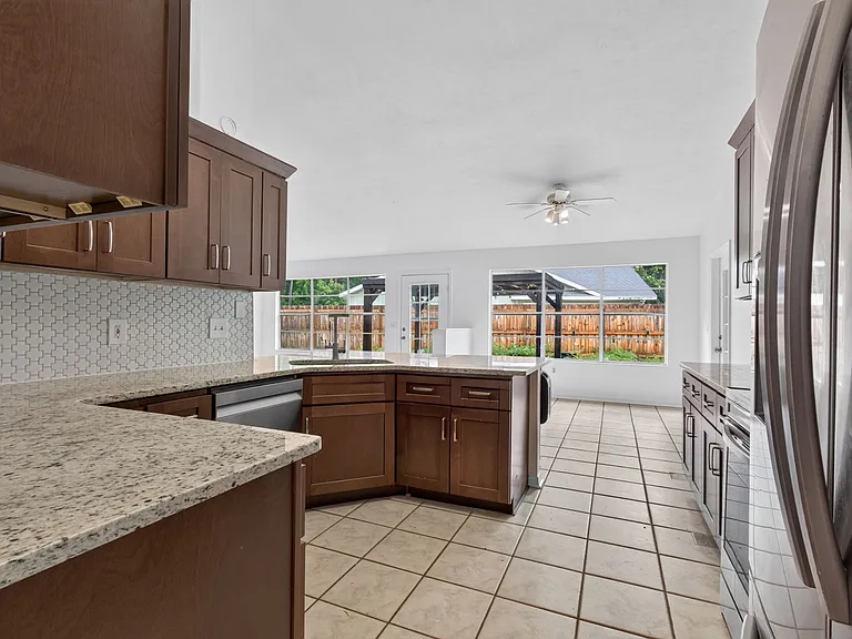 2324 NW 40th Pl — Photo 4