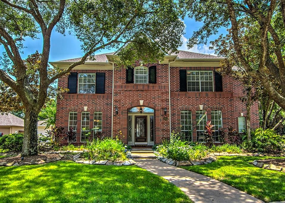 Welcome to 3927 Majestic Trail in Bay Oaks.