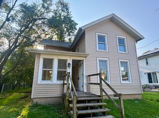 140 N 4th St, Capron, IL 61012