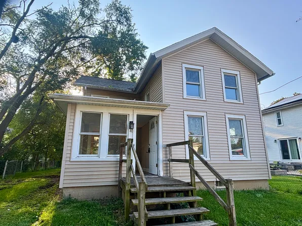140 N 4th St, Capron, IL 61012
