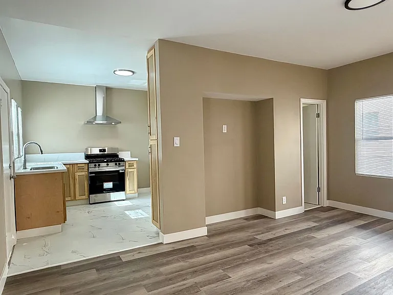 324 W Opp St #6 — Photo 6