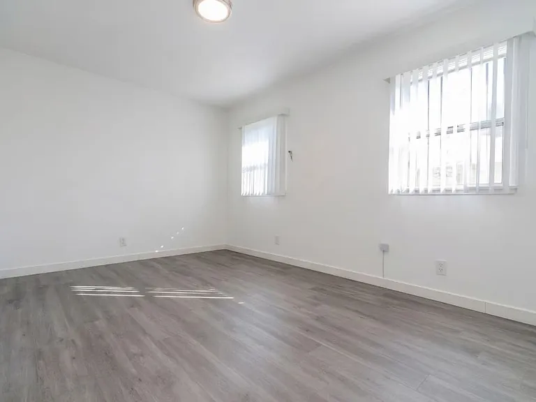 1124 W 110th St — Photo 16