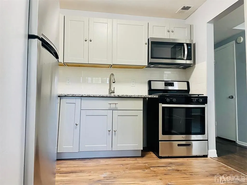 2 bed, 1.0 bath, 702 sqft, $2,150 — Photo 3