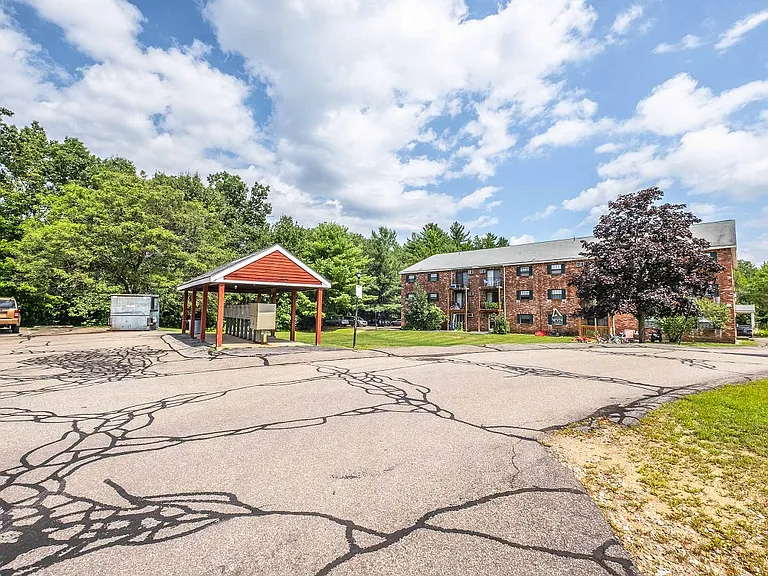 Meadowbrook Apartments — Photo 8