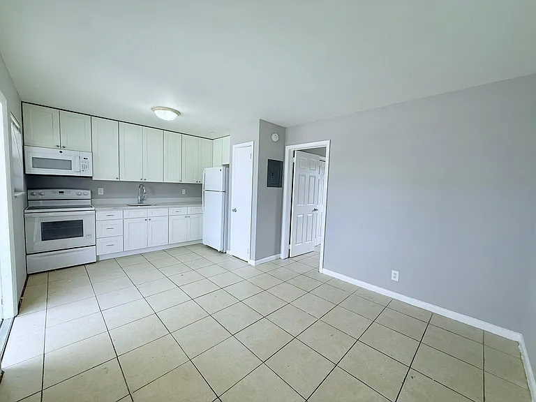 4308 Greenwood Ave — Photo 3