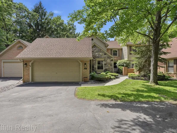 4603 Golf View Dr, Brighton, MI 48116