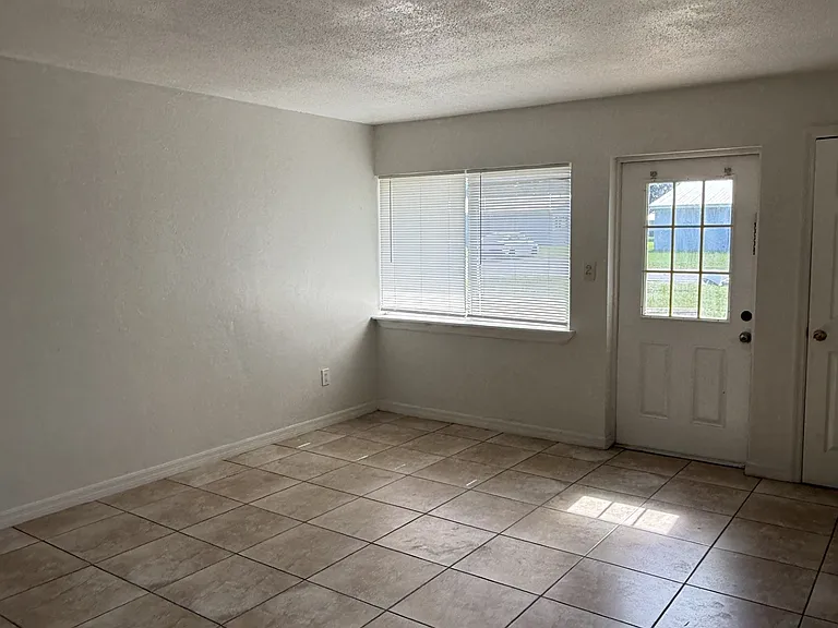 408 SE 7th Ter #8 — Photo 3