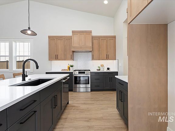 5th image of 1212 N Meadowglen Ave
