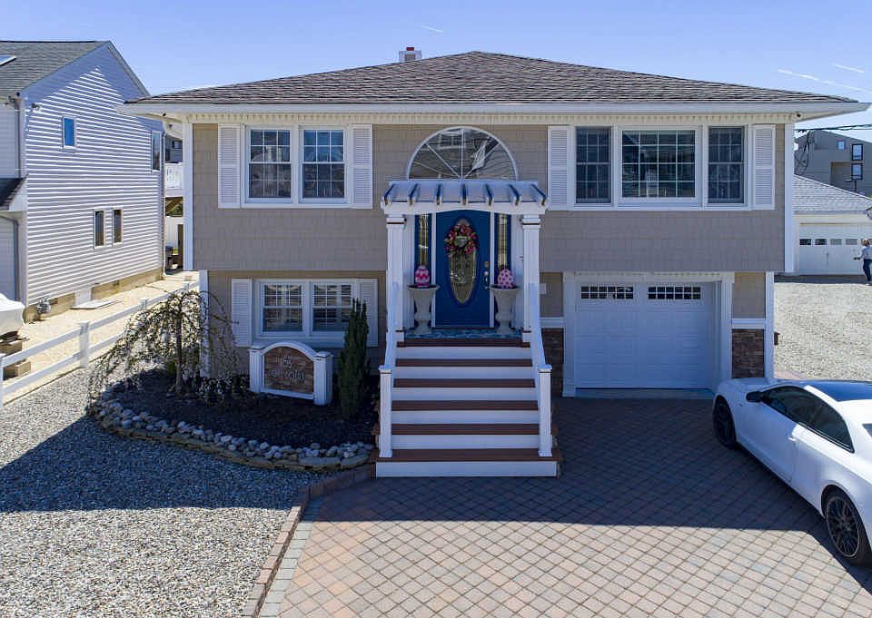 1st image of 405 Cove Ct