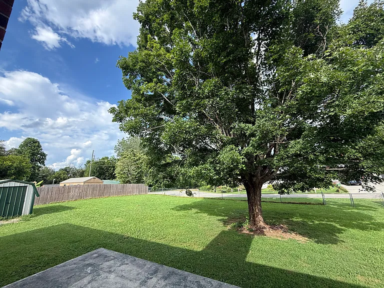 212 Hawkins Rd — Photo 4
