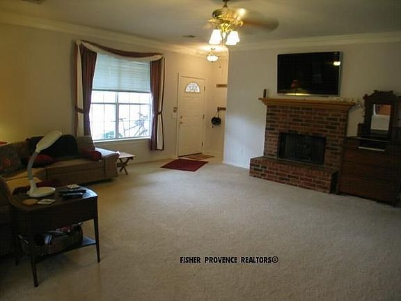 5th image of 910 W Brown Ave