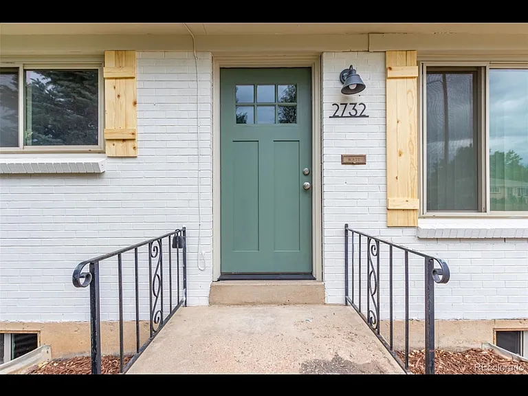 2732 S Grove St — Photo 2