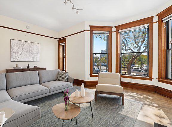 3rd image of 956 W Cuyler Ave APT 1W