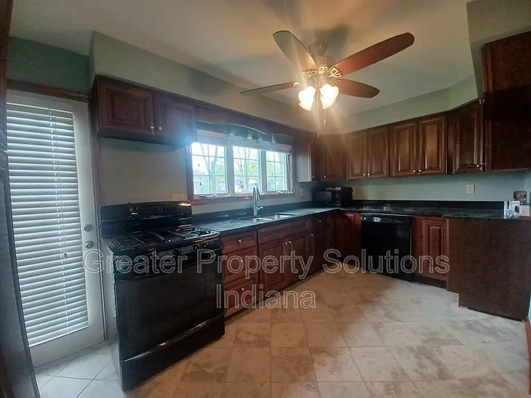 625 E South St — Photo 15