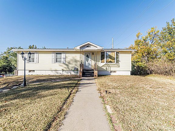 3rd image of 1304 Hale Dr