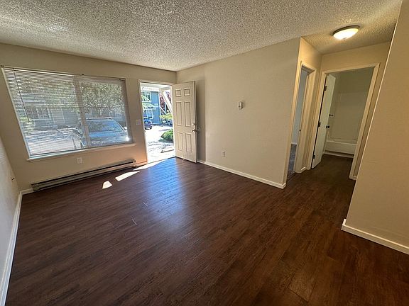 4th image of 909-911 22nd St #2