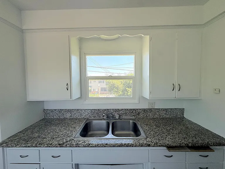 331 E Live Oak St — Photo 15