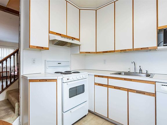 2nd image of 14 Tower Ln