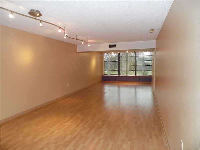 1st image of 1512 Whitehall Dr APT 204