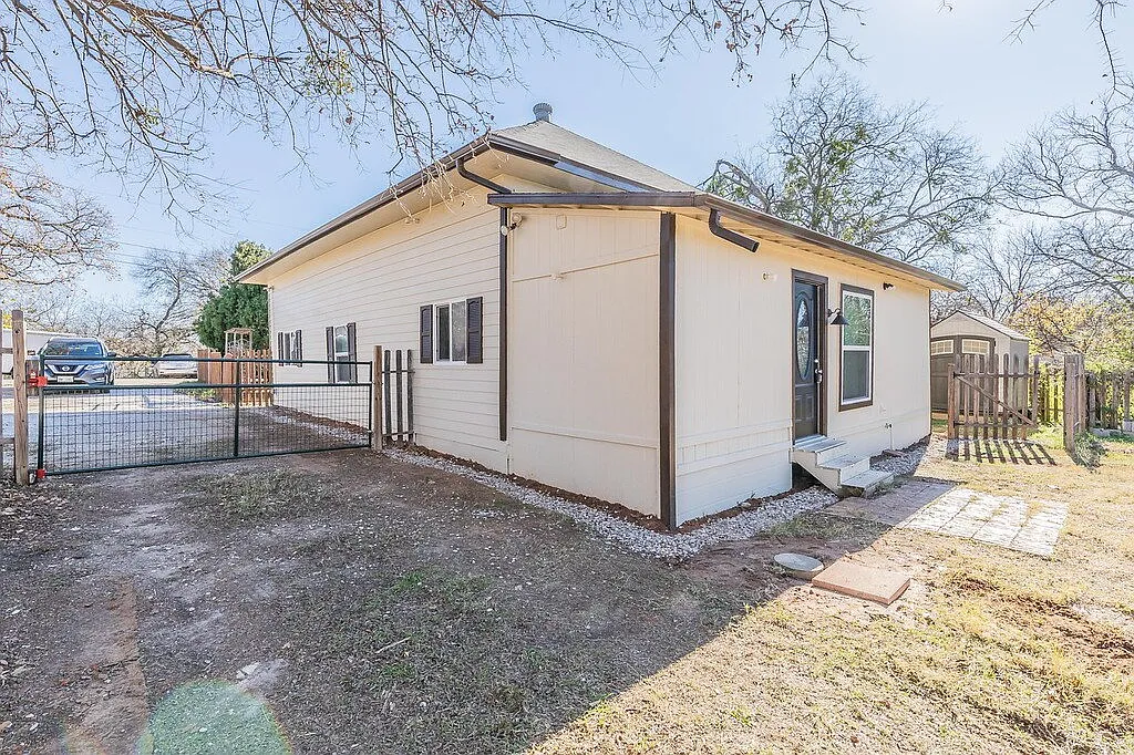 3 bed, 2.0 bath, 1164 sqft, $1,775 — Photo 4