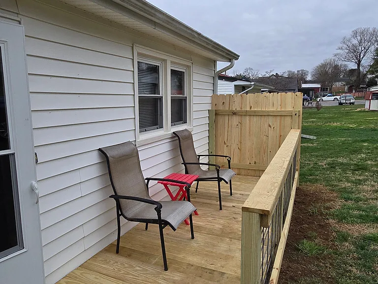 1405 Newton St — Photo 3