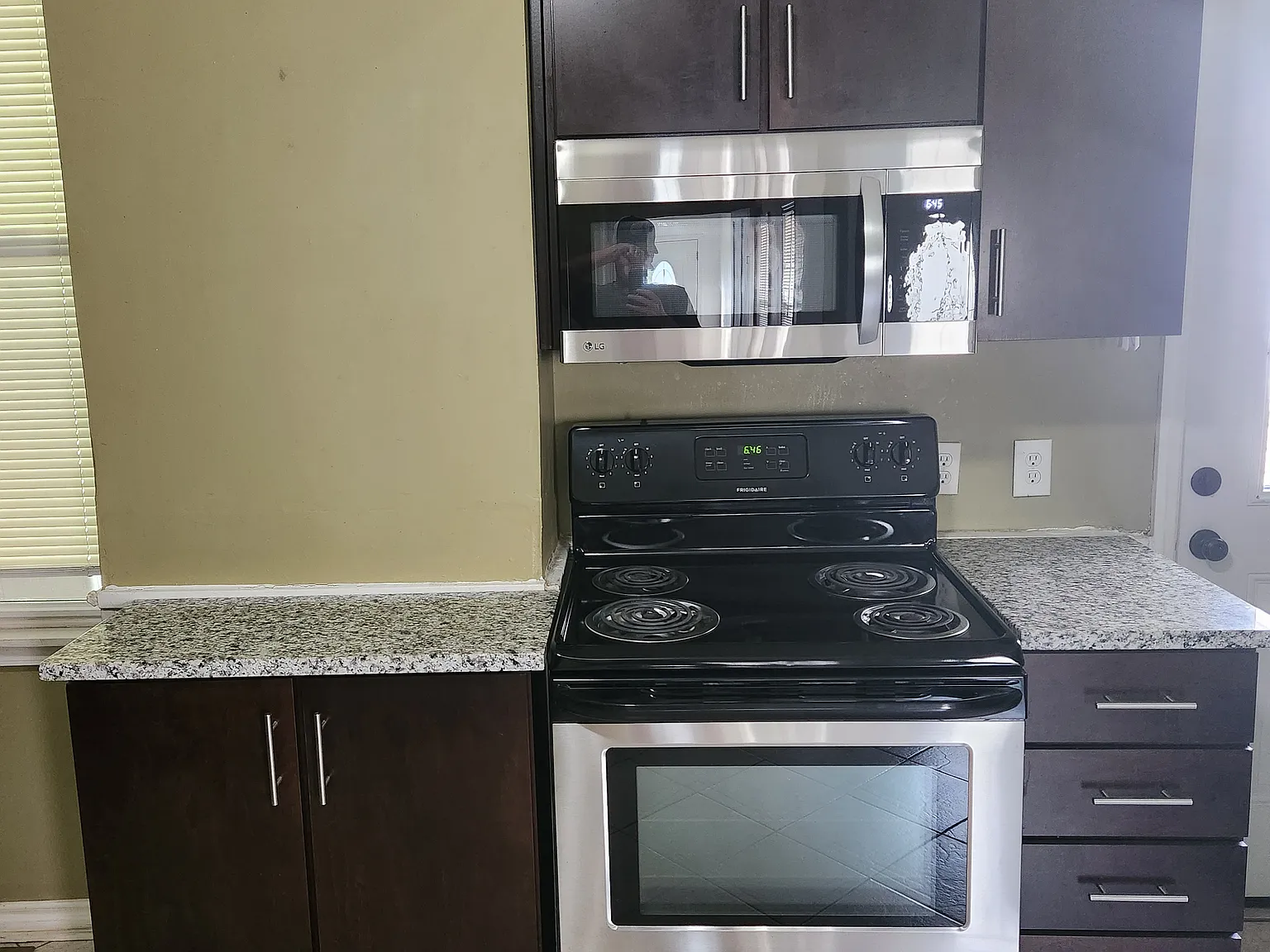 1 bed, 1.5 bath, 1100 sqft, $1,350 — Photo 2