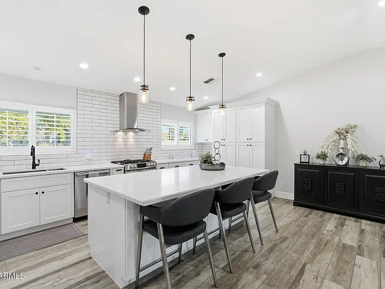 3041 E Elm St — Photo 12