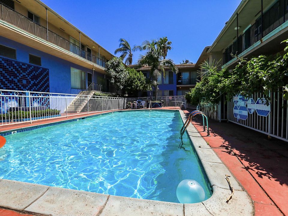 1st image of 260 S Sycamore Ave APT 4