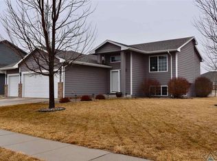 904 Perry Ln, Harrisburg, SD 57032